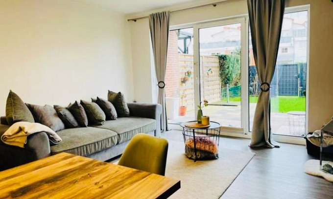 Region Hannover District Apartment | Delightful Apartment Ernesto Laatzen - Rated 10/10 by Guests