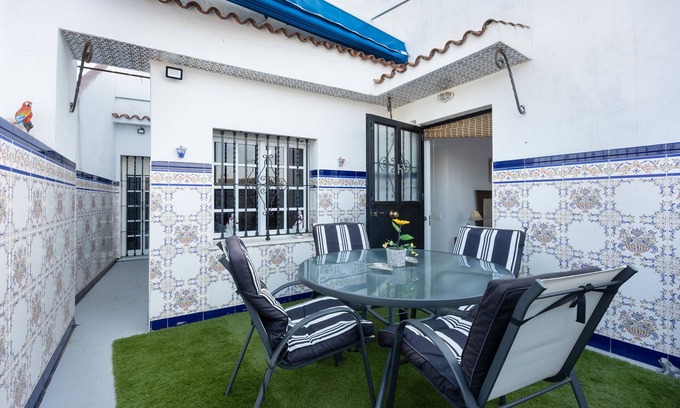 Jerez de la Frontera Apartment | Apartment 'La Rosa De Oro' with Private Terrace, Wi-Fi and Air Conditioning