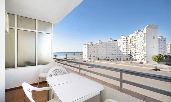 Valdelagrana Apartment | Seaside Apartment '1a Linea Valdelagrana' with Pool & Wi-Fi