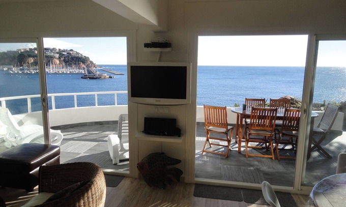 Sant Feliu de Guixols Apartment | Seaside Apartment with Oceanfront Pool & 9.8/10 Rating