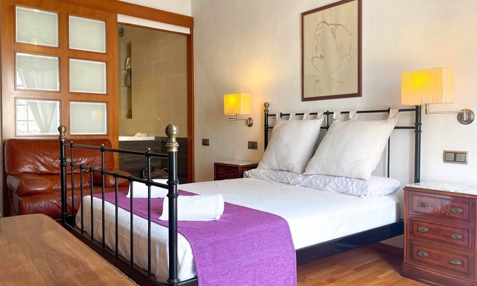 Vilanova I la Geltru Apartment | Modern Apartment Marques Central with Spa & Netflix Access