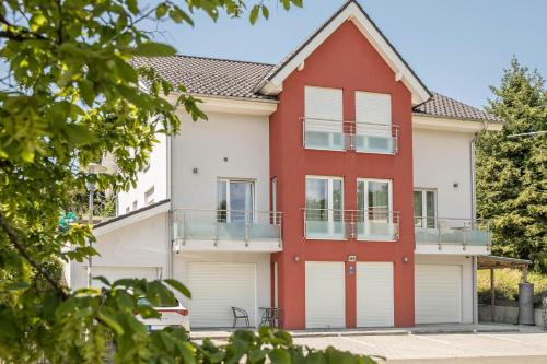 Meersburg Apartment | Cozy Apartment für Zwei: Pet-Friendly & Family-Ready
