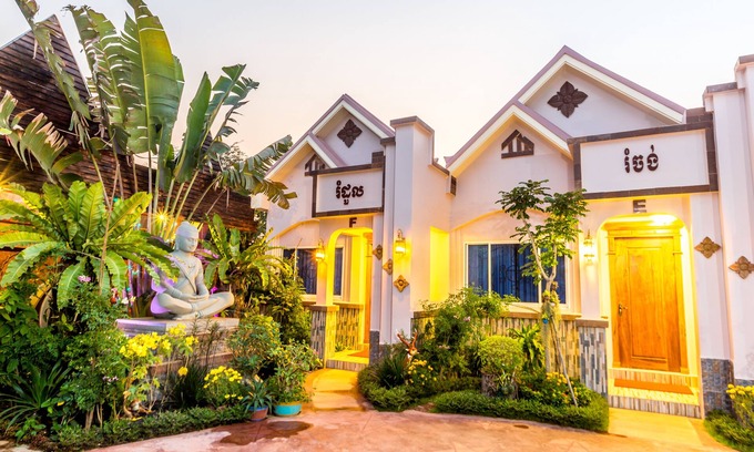 Sangkat Sla Kram Apartment | Relax at Romdoul Flower: Poolside Apartment Retreat