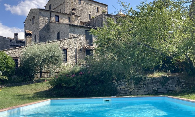 Acqua Loreto Apartment | Poolside Apartment with Todi Views in a Medieval Village