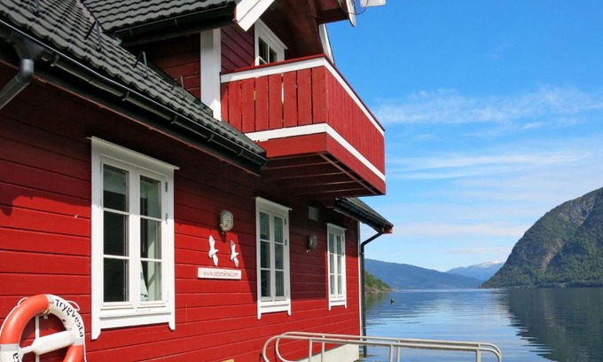Vik Apartment | Child-Friendly Apartment Fagerdalsnipi - Rated 10/10 by Guests