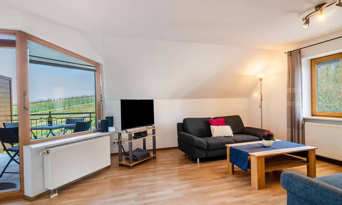 Hagnau Apartment | Guest Rated 10/10: Apartment 'Ferienwohnung 2' with Ocean View