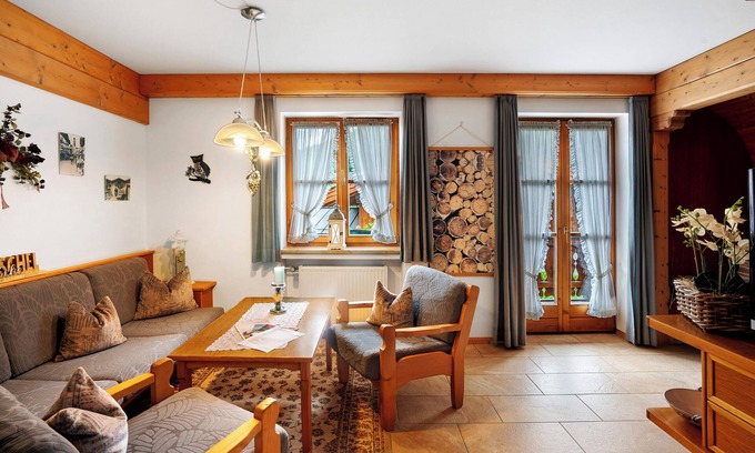 Mittenwald Apartment | Apartment 'Felsenroserl Nr 4' with Mountain View, Shared Garden and Wi-Fi