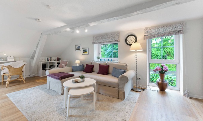 Gluecksburg Apartment | Pet-Friendly Ferienwohnung Aerö with Garden & Ocean Views