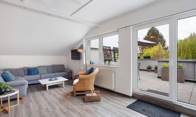 Germete Apartment | Relax in Ferienwohnung Pöttner with Balcony & Wi-Fi