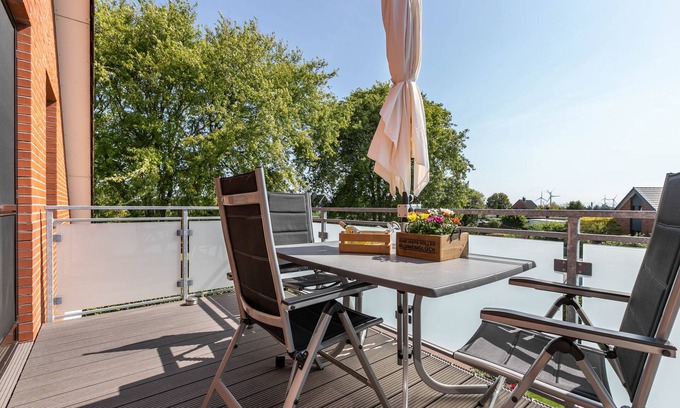 Suderdeich Apartment | Apartment 'Ferienwohnung Mühlenweide' with Shared Terrace, Wi-Fi and Air Conditioning