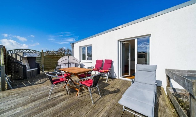 Borkum Apartment | Apartment 'Ferienwohnug Strandhafer' with Private Terrace