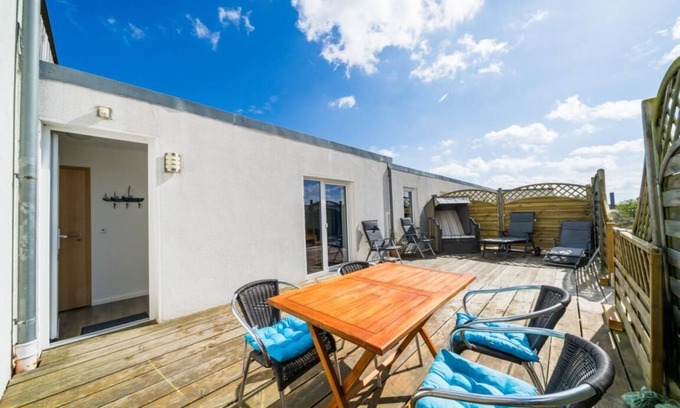 Borkum Apartment | Apartment 'Ferienwohnug Strandflieder' with Private Terrace