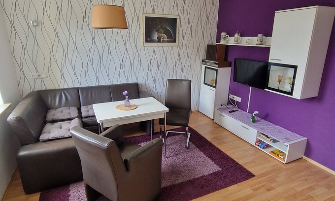 Bahnhofsvorstadt Apartment | Apartment 'Ferienwohnung Am Hirtenplatz' with Shared Terrace and Wi-Fi