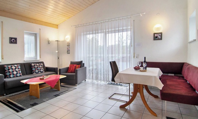 Petershausen-Ost Apartment | Cozy Apartment 'Ferienwohnung Links' with Ocean View & Wi-Fi