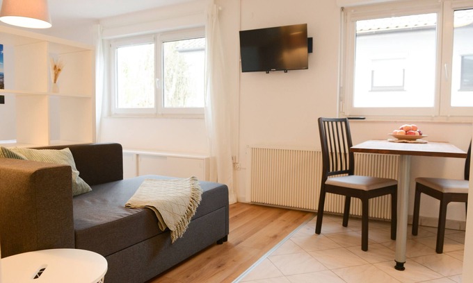 Unterpfingstweid Apartment | Seaside Retreat: Ferienwohnung Malou with Wi-Fi & Spa