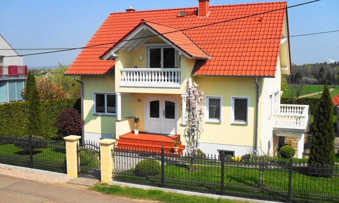 Gotha Apartment | Private Garden Retreat: Guest Rated 9.8 with Wi-Fi & Spa