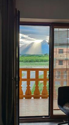 Velka Lomnica Apartment | Guest Rated: Apartment FIMM with Oceanfront Pool & Spa