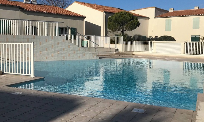 Saint-Martin-de-Re Apartment | Cozy Apartment in Saint-Martin-de-Ré with Ocean View