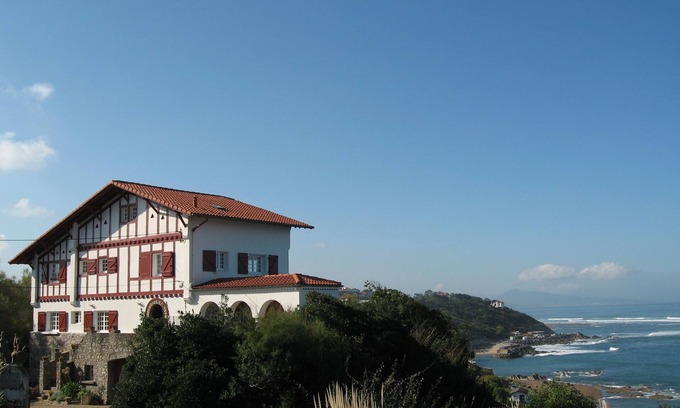 Bidart Apartment | Ideal Oceanfront Apartment in Bidart with Pool & Breakfast