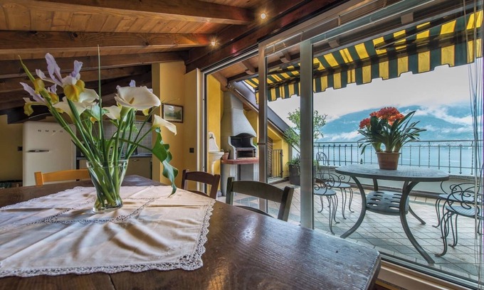 Lezzeno Apartment | Oceanview Retreat: Apartment in Lezzeno with Spa & Breakfast