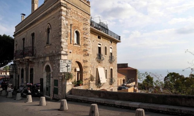 Taormina City Centre Apartment | Oceanfront Apartment in Taormina – Rated 10/10 by Guests