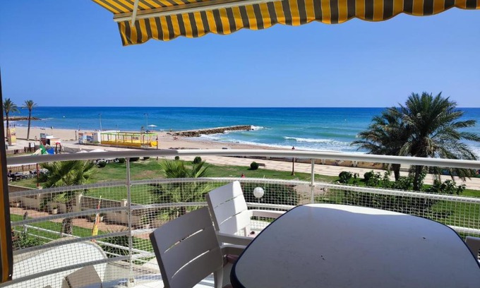 Cubelles Apartment | Cozy Apartment Foix: Oceanfront Retreat with Pool & Pets