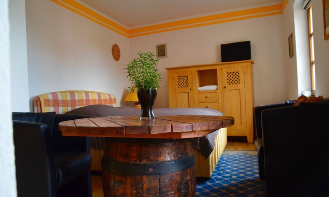 Leisnig Apartment | Scenic Apartment with Kitchen and Castle Views for Two