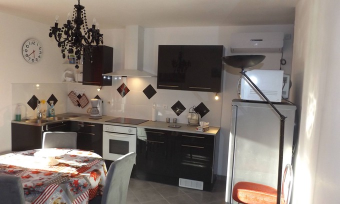 Vergeze Apartment | Cozy Apartment for 4 with Ocean View in Vergèze