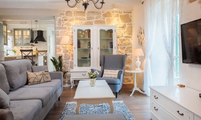 Split Apartment | Chic Apartment with Garden and Pool in Central Split