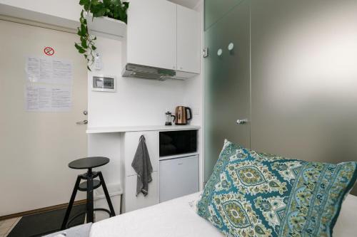 Lillekula Apartment | Pet-Friendly Apartment for One in Pristine White Decor