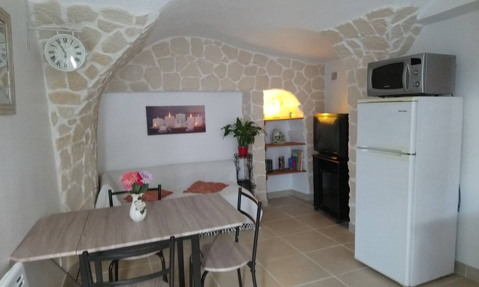 Vergeze Apartment | Cozy Retreat for Two with Kitchen and Breakfast Included
