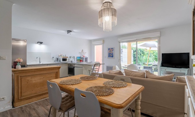 L'Isle-sur-la-Sorgue Apartment | Relaxing Apartment 'Un Temps Pour Soi' with Private Terrace