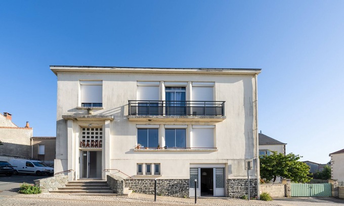 La Meilleraie-Tillay Apartment | Cozy Apartment for 5, Wi-Fi & Spa Near Puy Du Fou