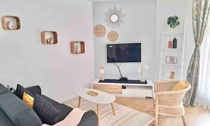 Le Plessis-Robinson Apartment | Convenient Apartment Orly in Versailles with Great Amenities