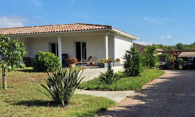 Morta Apartment | Cozy Ground Floor Apartment with Terrace Near Sea & Mountains