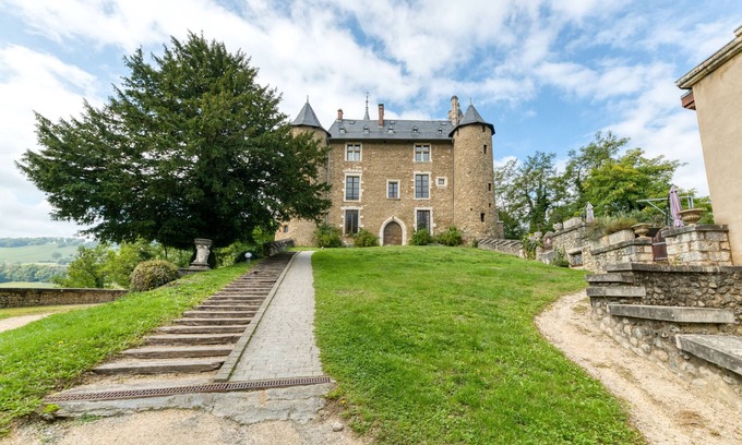 Saint-Martin-d'Uriage Apartment | Apartment 'La Galerie François 1er Au Château' with Wi-Fi