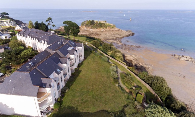 Saint-Quay-Portrieux Apartment | Beachfront Apartment Les Terrasses de la Comtesse with Pool