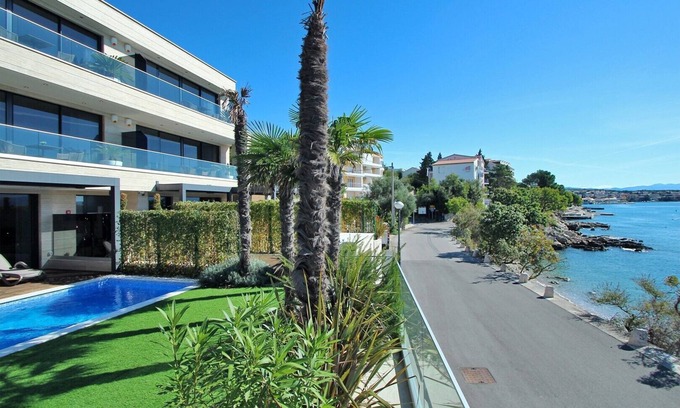 Selce Apartment | Discover Apartment Fran 5: Private Pool & Ocean Views