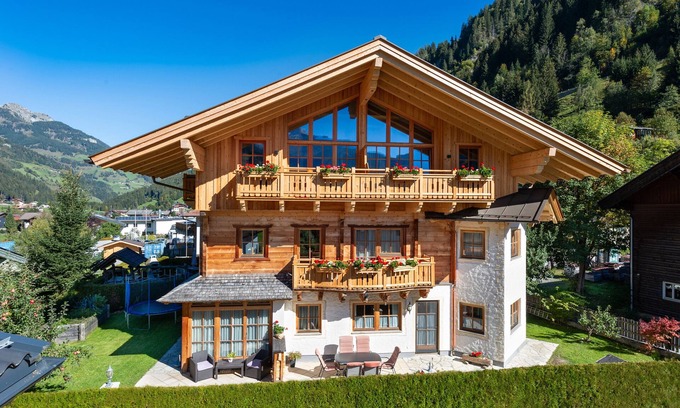 Grossarl Apartment | Apartment 'Frauenkogel' with Private Garden, Balcony and Wi-Fi