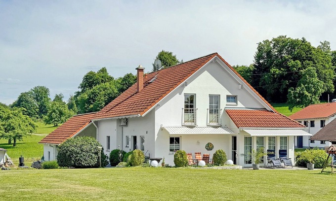 Tettnang Apartment | Apartment 'Fuchs' with Shared Pool, Wi-Fi and Air Conditioning