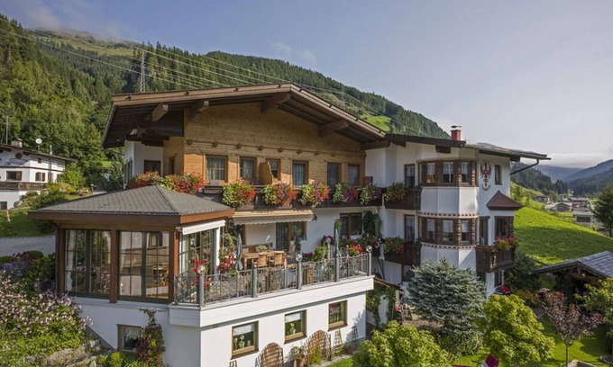 Gerlos House | Cozy Garden View Apartment for Up to 4 Guests