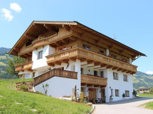 Kapfing Apartment | Comfortable Stay at Apartment Gasteighof-1 with Family Amenities