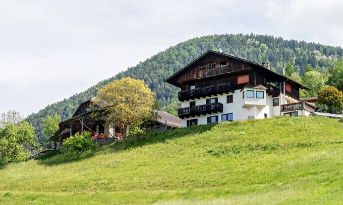 Luson Apartment | Cozy 'Gatscherhof Abendrot' with Mountain View & Garden