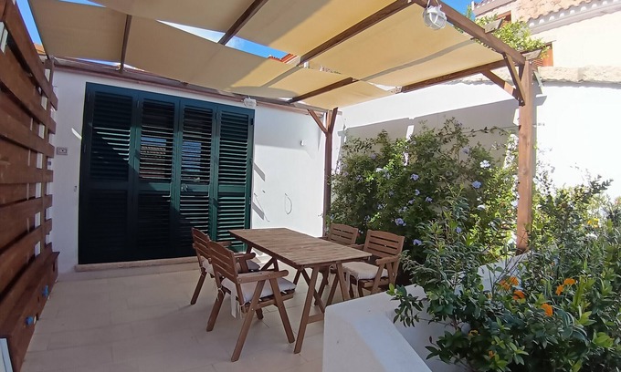 Budoni Apartment | Apartment 'Giardinelli' with Private Garden, Wi-Fi and Air Conditioning