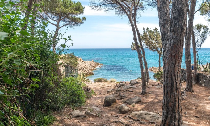 Sas Linnas Siccas Apartment | Beachside Apartment Ginepro with Wi-Fi, Terrace & Garden
