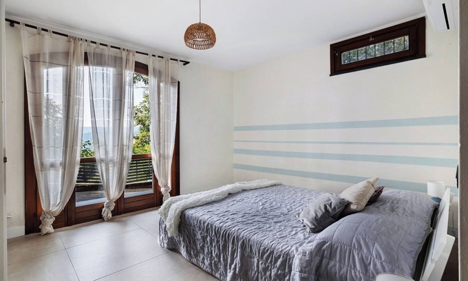 Arcola Apartment | Apartment 'Ginestra' with Sea View, Wi-Fi and Air Conditioning