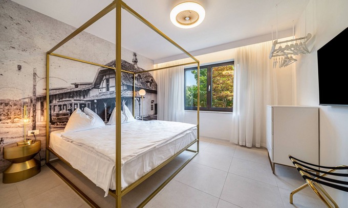 Lana Apartment | Unique Goldfinger Apartment with Mountain View & Pool Access