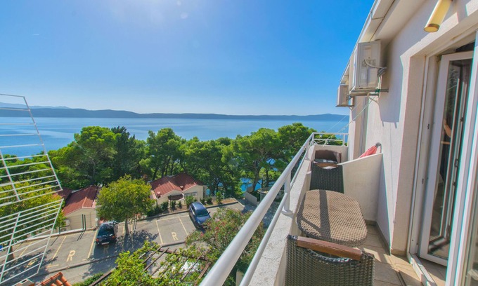 Igrane Apartment | Oceanfront Apartment Goran: Family-Friendly Retreat in Igrane