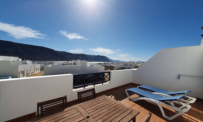 Caleta de Sebo Apartment | Cozy Apartment Graciosamar 6 with Ocean Views in La Graciosa