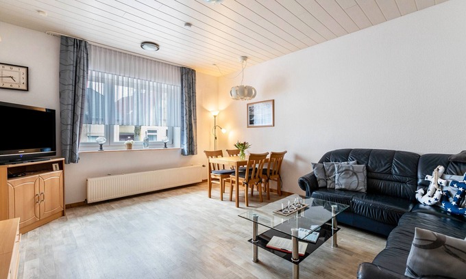 Lunden Apartment | Apartment 'Groth's' with Shared Terrace, Shared Garden and Wi-Fi